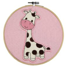 Καμηλοπάρδαλη σε τελάρο κεντήματος για διακόσμηση